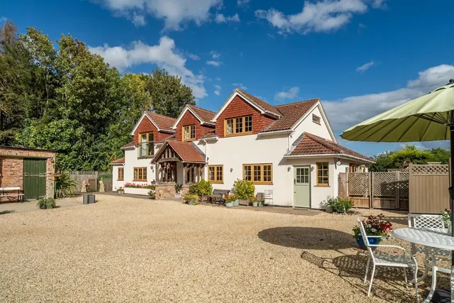 4 bedroom house, Stamford Brige Road, Sand Hutton, YO41