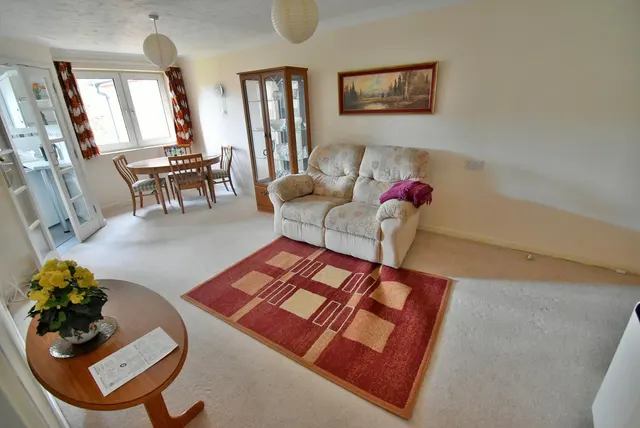 Alexandria Court, BH22, photo 3