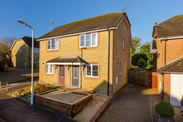St. Marys Close, Etchinghill, CT18, photo 1