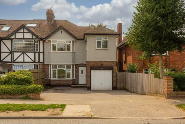 Merland Rise, Epsom, KT18, photo 1