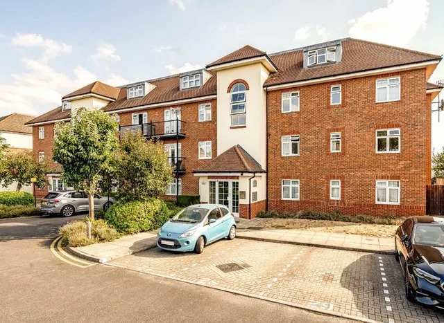 Staines Road East, Sunbury-On-Thames, TW16, photo 1