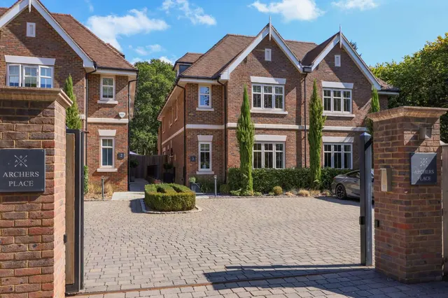 Leatherhead Road, Oxshott, Leatherhead, Surrey, KT22 0BE, photo 1
