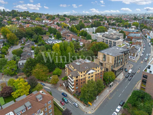 West Heath Road, London, NW3, photo 1