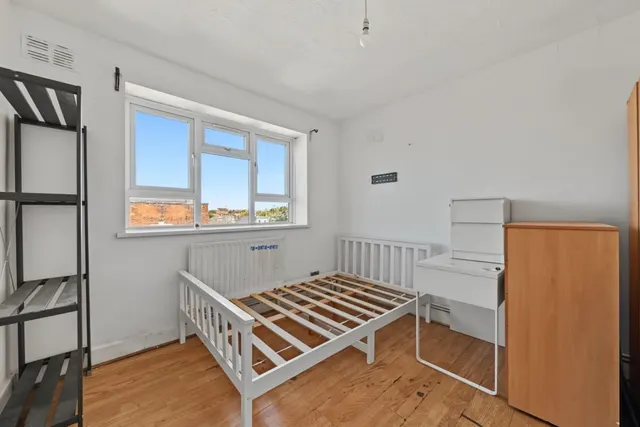 Cricklewood Broadway, NW2, photo 3