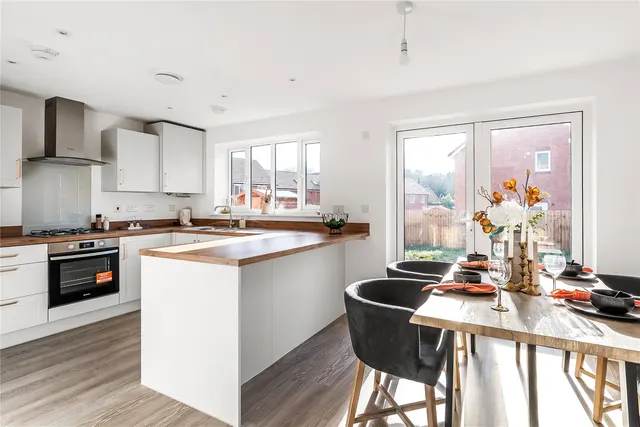Brox Road, Ottershaw, KT16, photo 2