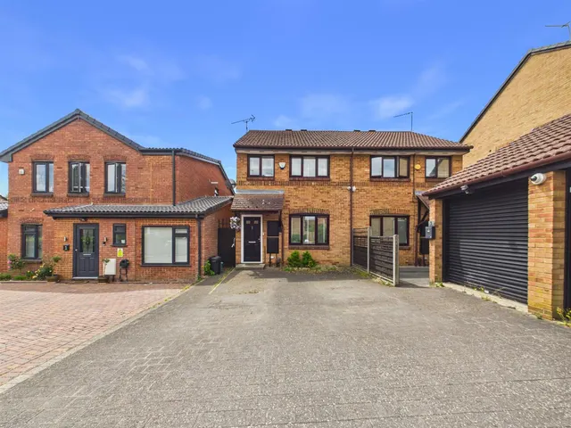 Greystoke Drive, Ruislip, Middlesex, HA4 7YL, photo 1