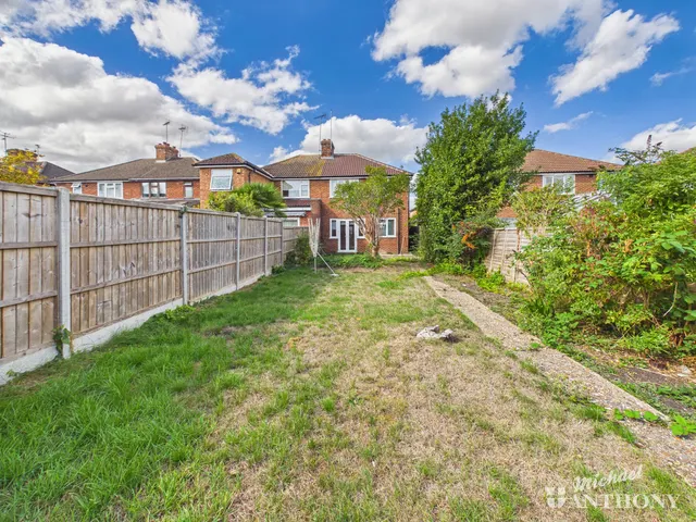 Photo 3 — Walton Way, Aylesbury, HP21 7JJ