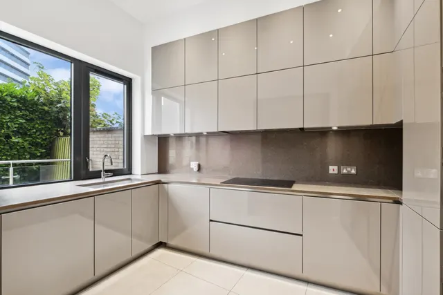 Gunnersbury Mews, London, W4, photo 2
