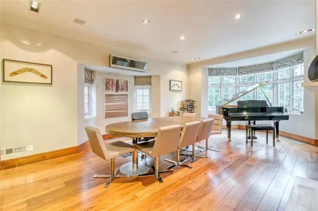 The Bishops Avenue, London, N2, photo 3