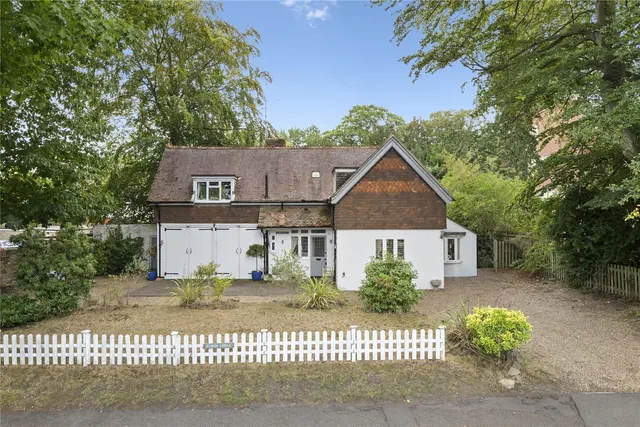 St. Georges Avenue, Weybridge, KT13, photo 2