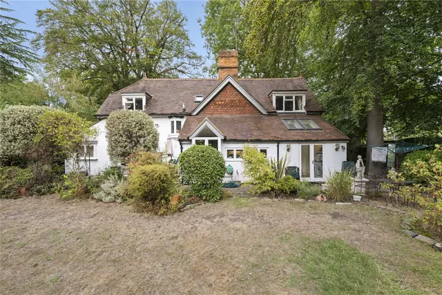 St. Georges Avenue, Weybridge, KT13, photo 1