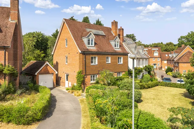 Meadowlands Drive, Haslemere, GU27, photo 1