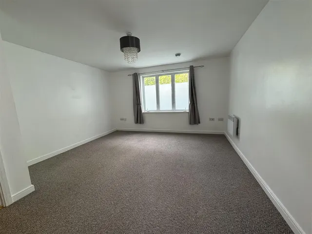 Photo 3 — Poynder Drive, Snodland, Kent ME6 5SF