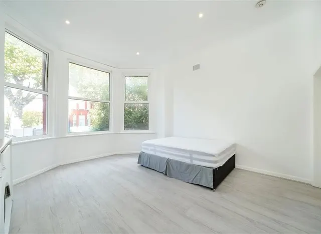Walm Lane, London, NW2, photo 3
