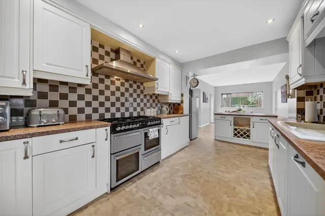 Layton Mount, Rawdon, LS19, photo 2