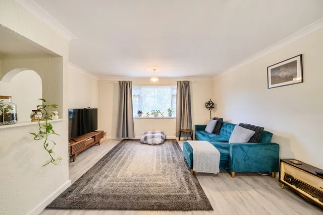 2 bedroom flat, The Greenway, Ickenham, UB10