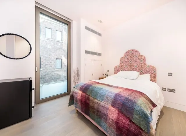 Photo 3 — Warwick Court, Chancery Lane, WC1R