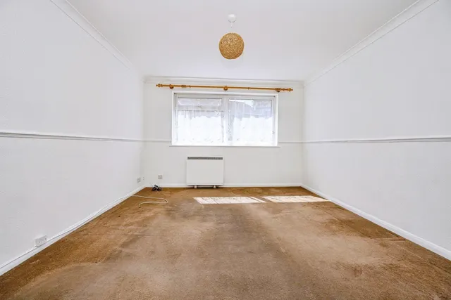 Photo 2 — Strangers Way, Luton, Bedfordshire, LU4