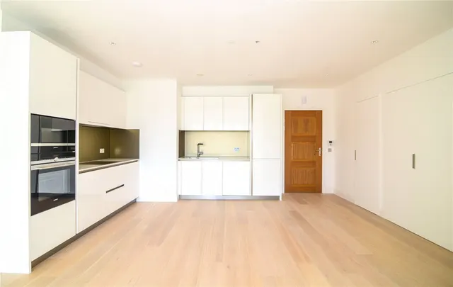 Pinewood Gardens, Teddington, TW11, photo 2