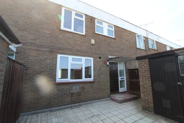 3 bedroom flat — Grover Walk, Corringham, SS17 7LP