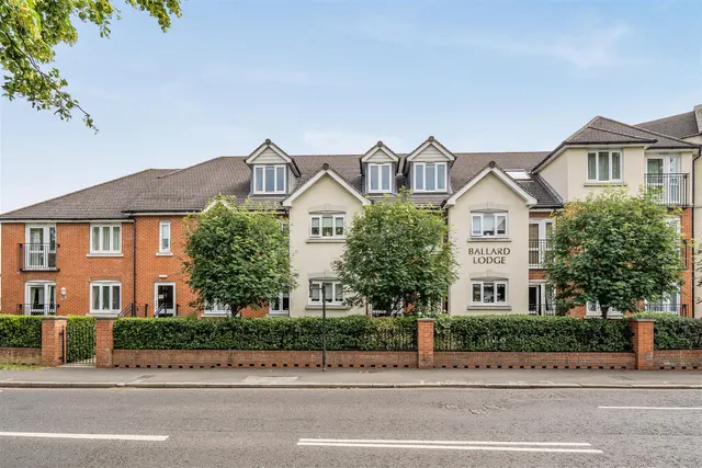 Laleham Road, Shepperton, TW17, photo 1