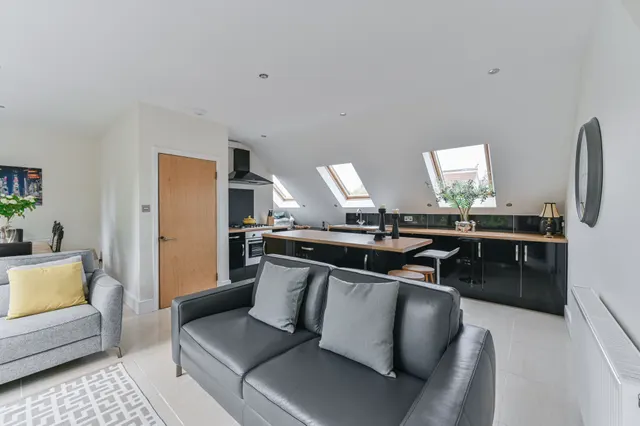 Photo 3 — Flat 3, 19 Westwell Road, London