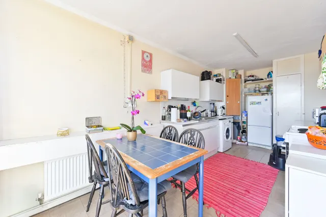 Photo 3 — 67 Holland Rise House, Clapham Road, London
