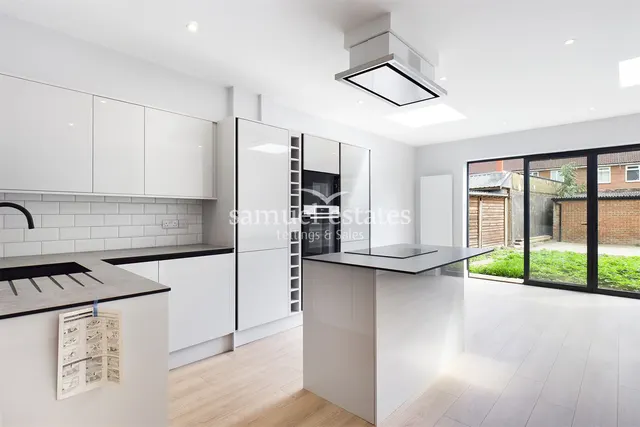 3 bedroom house — Mitcham, Surrey, CR4 3BZ