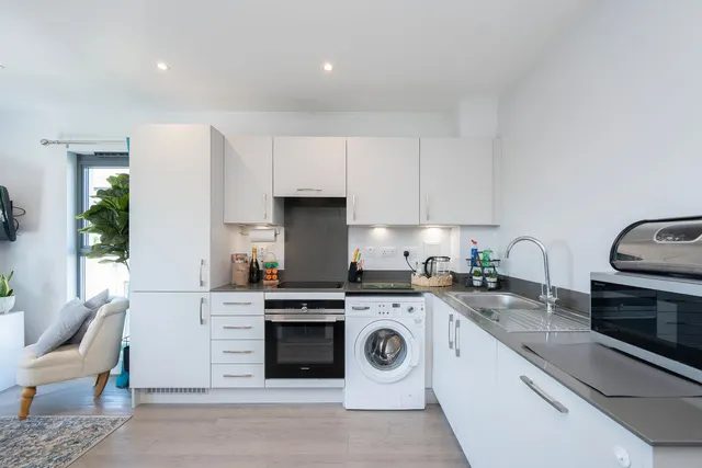 Horsham, RH13, photo 3