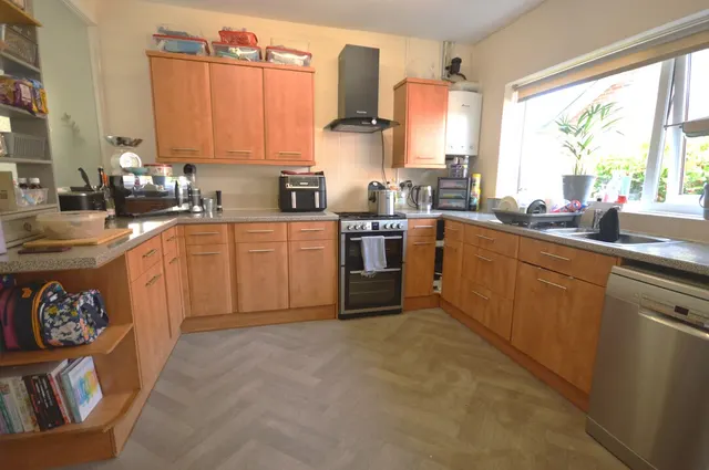 Photo 2 — Manley Crescent, Pembridge