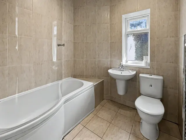 Kingswood Road, Prestwich, M25, photo 3
