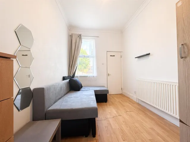 Melrose Avenue, Willesden Green, NW2, photo 1