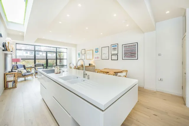 Kingscourt Road, SW16, photo 2
