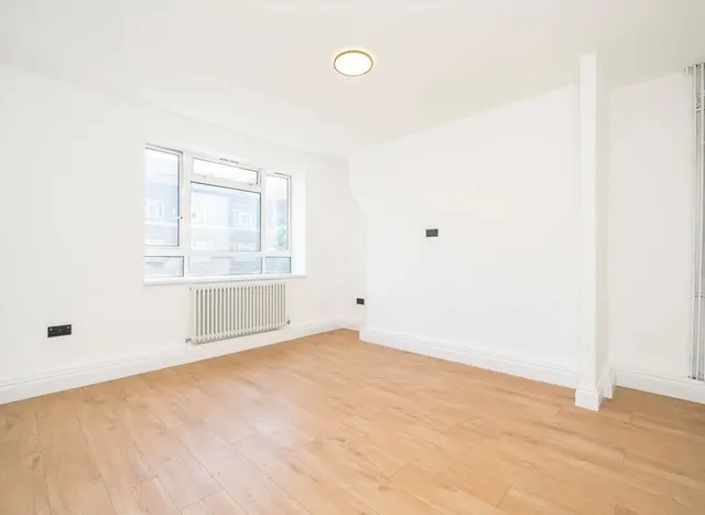 White City Estate, Shepherds Bush, W12, photo 2