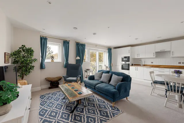 High Road, Loughton, IG10, photo 2