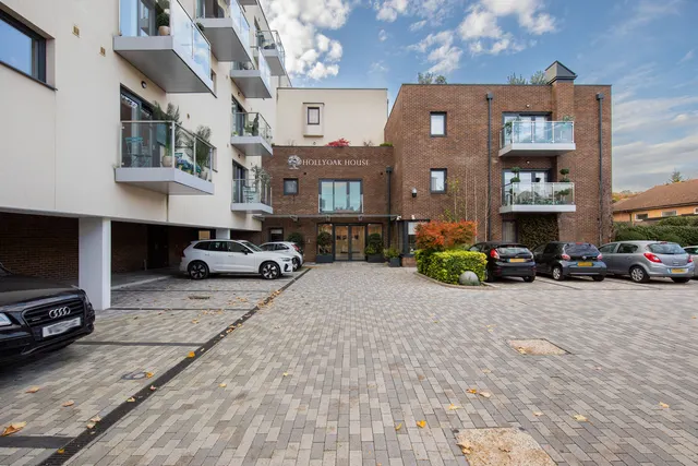 High Road, Loughton, IG10, photo 1
