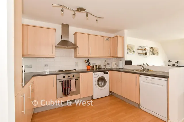 Fairbank Road, Southwater, RH13, photo 3