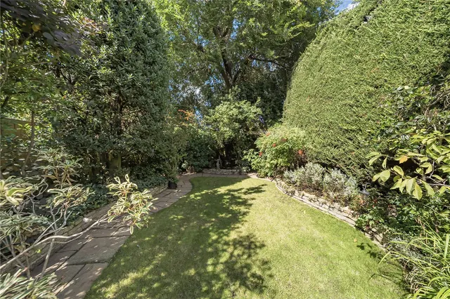 Woodham Lane, New Haw, KT15, photo 1
