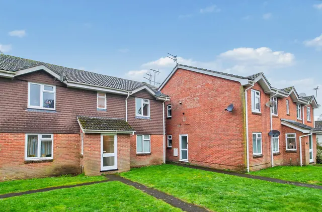 Mimosa Close, Bordon, GU35, photo 1