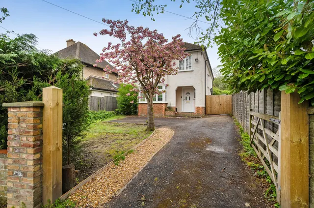 Farnborough Road, Farnham, Surrey, GU9 9AQ, photo 1