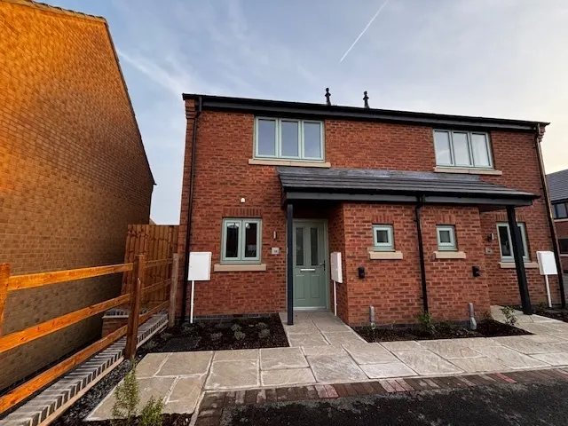 Canons Close, NN17, photo 1