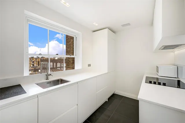 2 bedroom flat, Queensberry Place, South Kensington, SW7