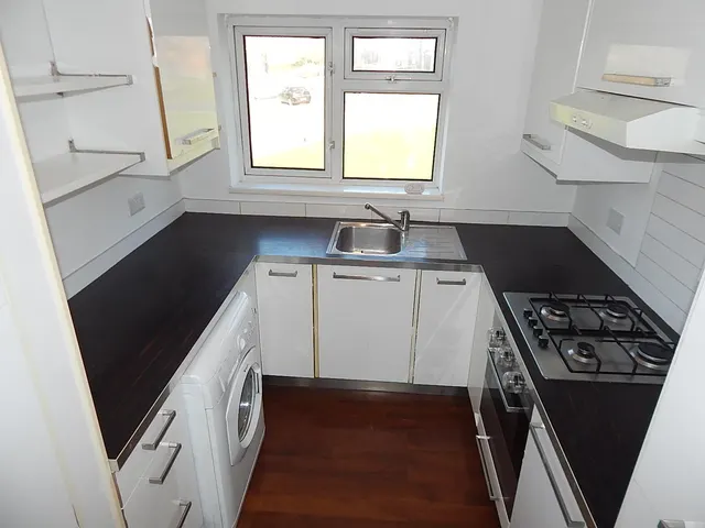 Photo 3 — Sunderland Close, Rochester, ME1