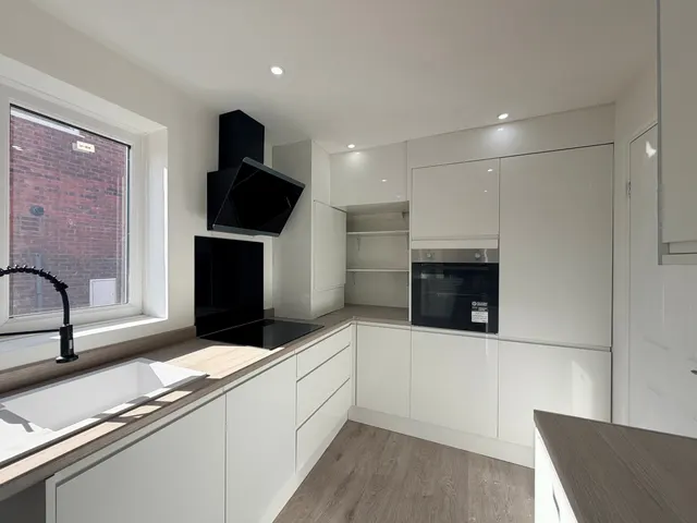 Westbury Avenue, Sale, M33, photo 1