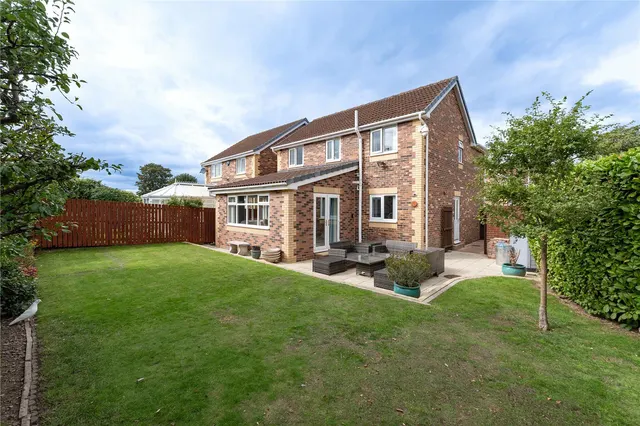 Skye View, Rothwell, LS26, photo 1