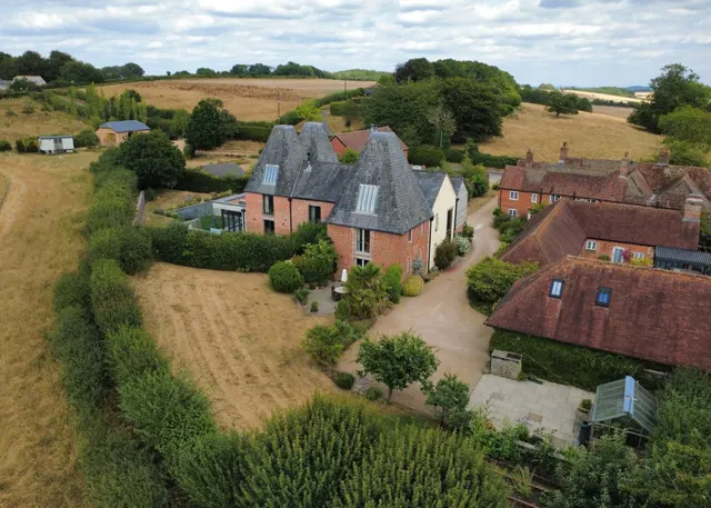 Hole Lane, Farnham, Surrey, GU10 5HE, photo 1