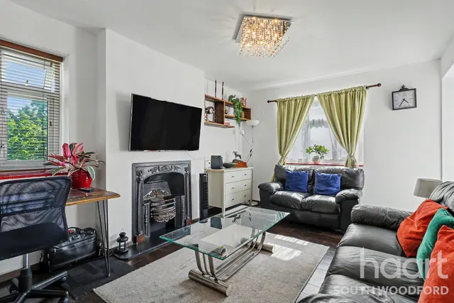 Althorne Gardens, London, E18, photo 2