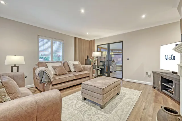 Photo 3 — Plymouth Road, Chafford Hundred, Essex, RM16 6BL