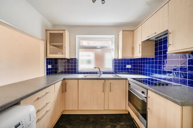 Photo 3 — 6 Salter Court, Montague Road, London