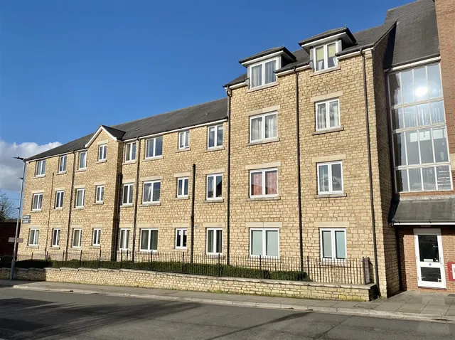 Gladstone Road, Chippenham, photo 1